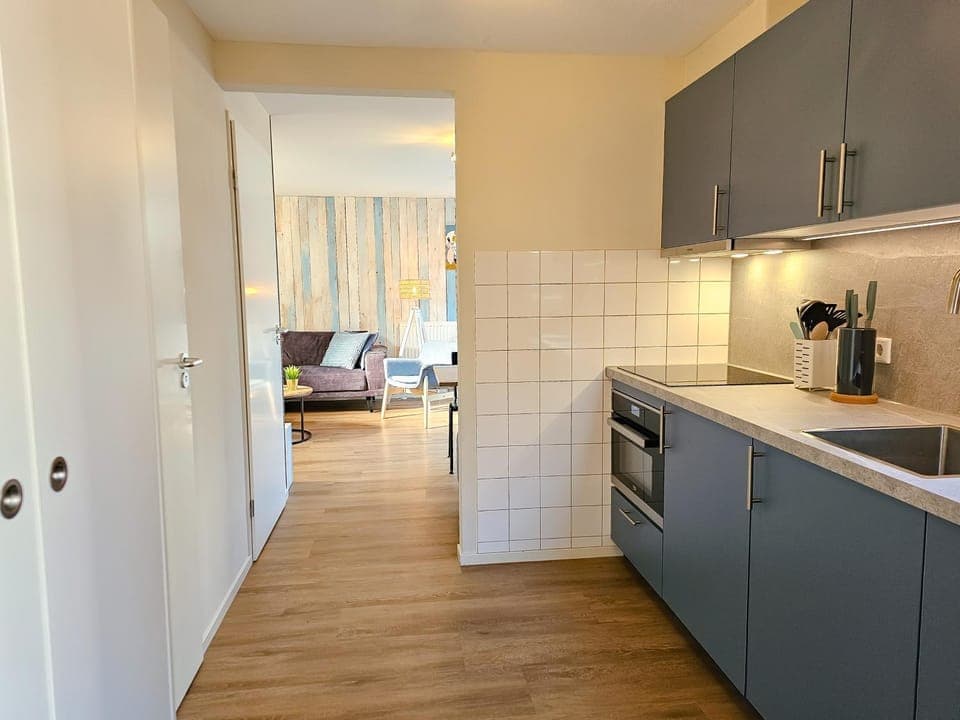 Coffee/tea facilities, microwave, oven, kitchen