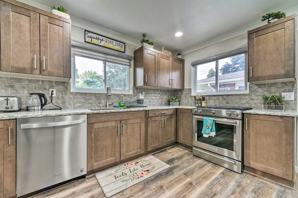 Dearborn Heights Home ~ 16 Mi to Downtown Detroit! House in Dearborn Heights
