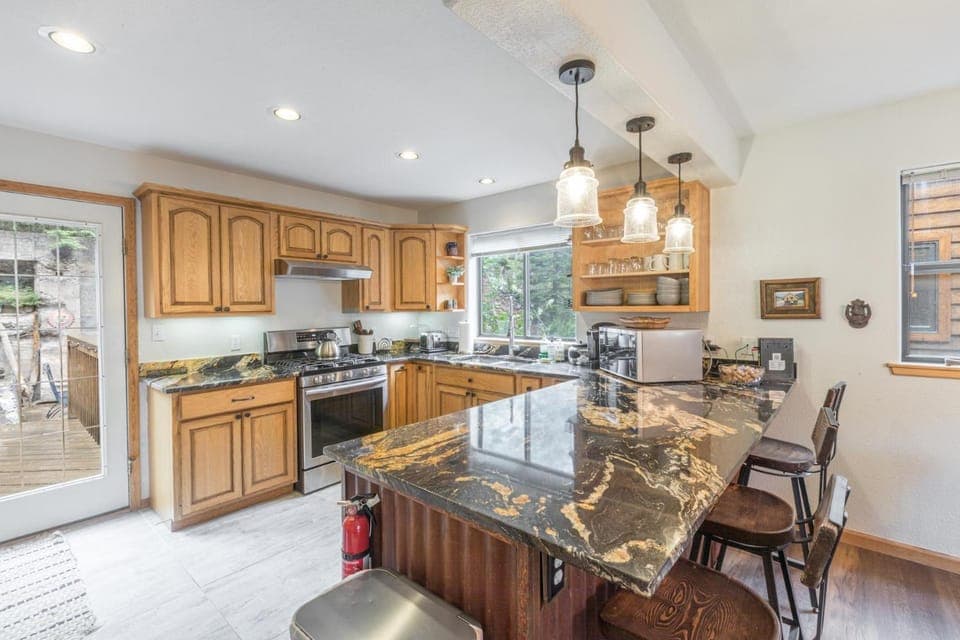 1486 Oak- Grandview House in Ouray