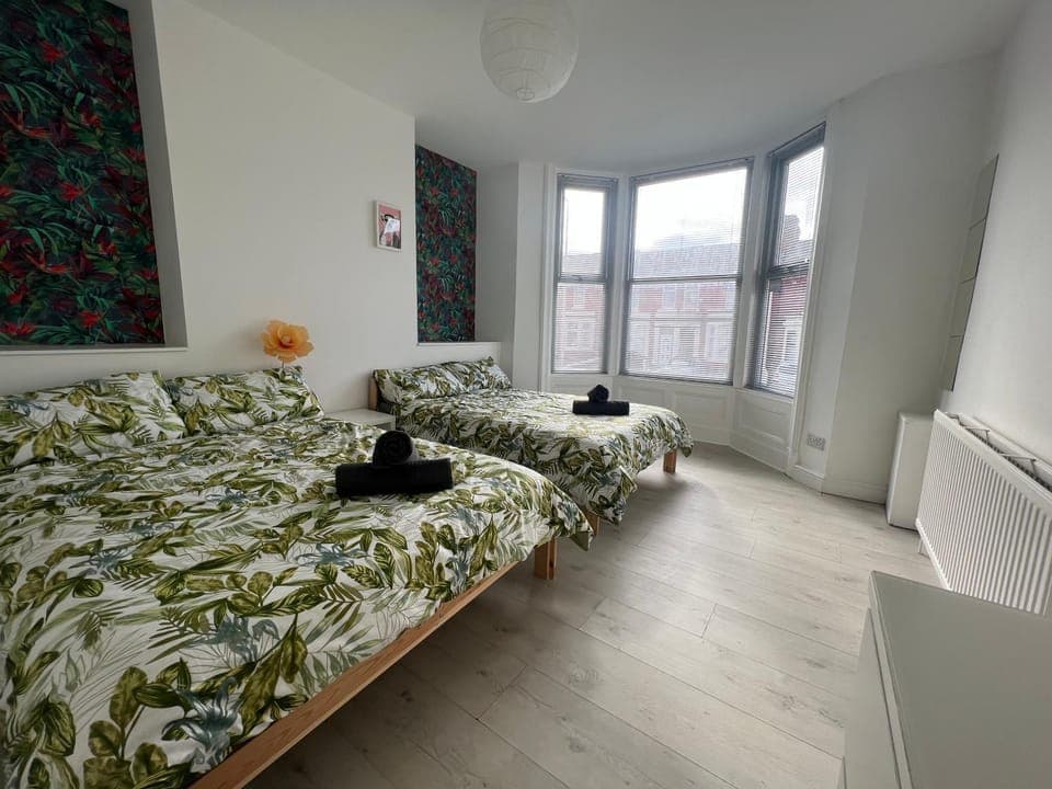 Bed, Photo of the whole room, Bedroom, towels