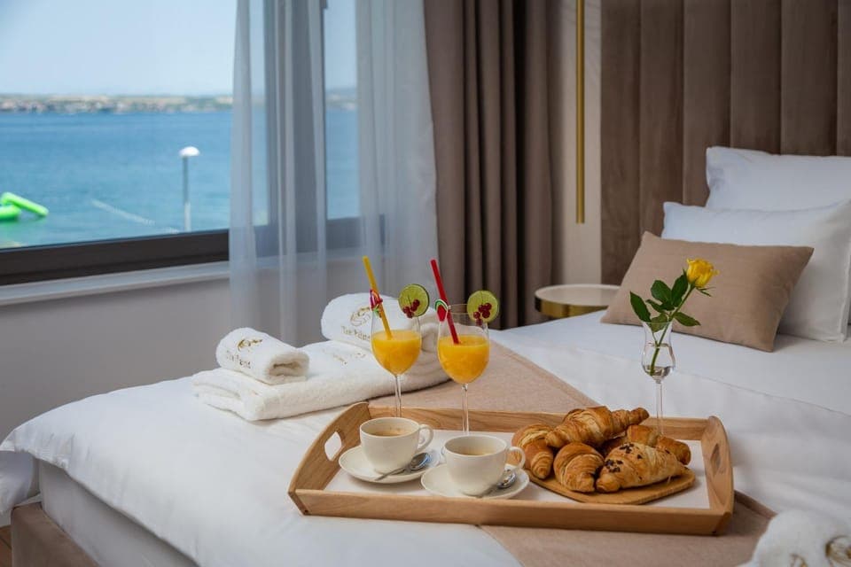 Bed, Food and drinks, Bedroom, Food, Sea view, Breakfast, towels