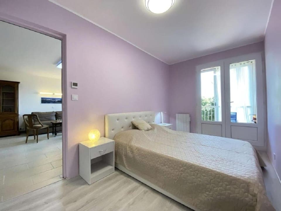 Bed, Night, TV and multimedia, Photo of the whole room, Beach, Bedroom, cot, furniture