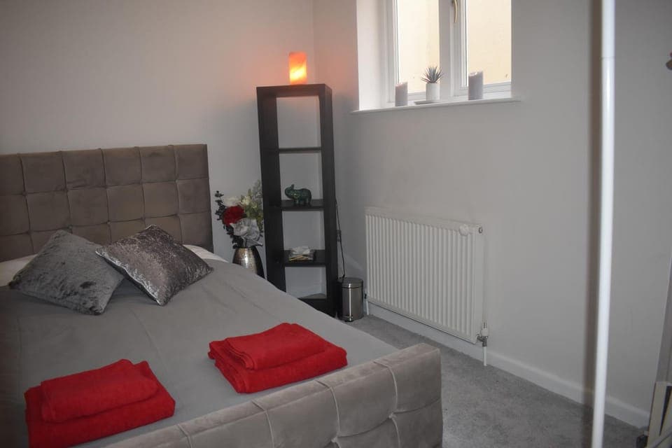 Bed, Photo of the whole room, Bedroom