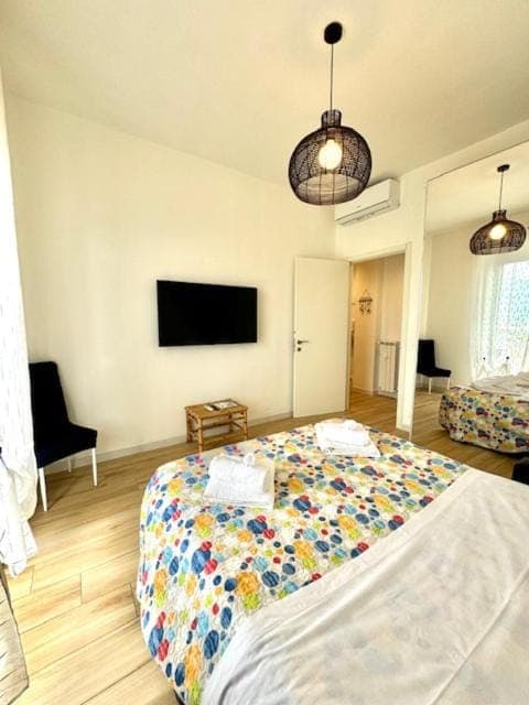 TV and multimedia, Living room, Bedroom, wardrobe, air conditioner