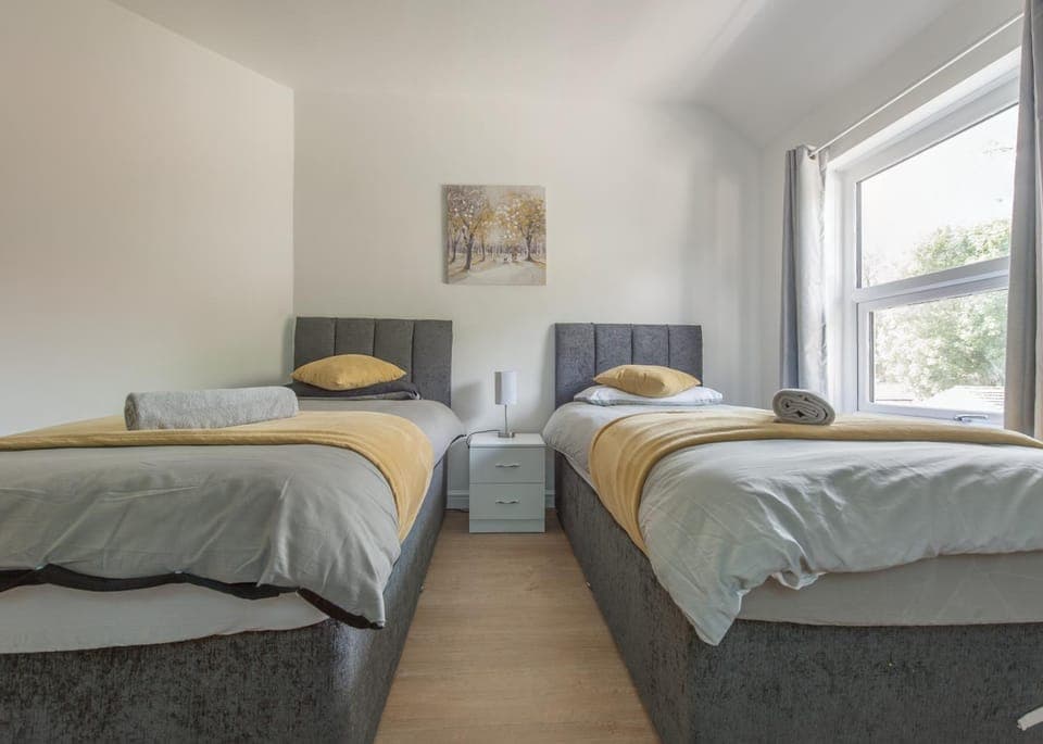 Bed, Photo of the whole room, Bedroom, storage, towels