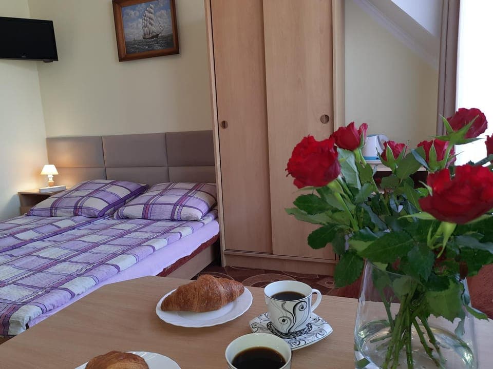 Bed, TV and multimedia, Photo of the whole room