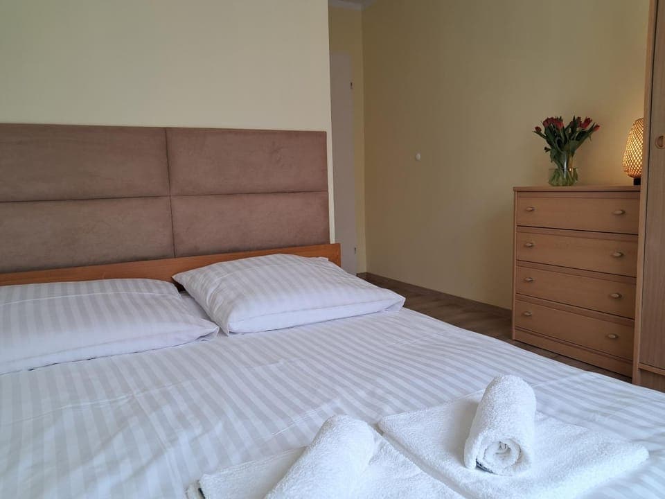 Bed, Photo of the whole room, Bedroom, towels