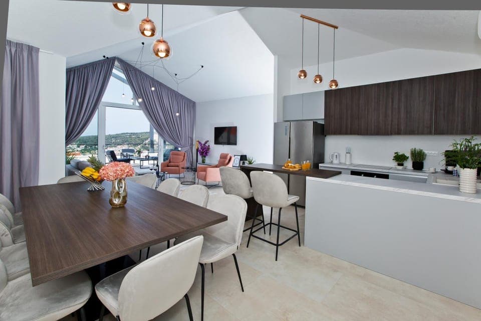 Dining area, kitchen