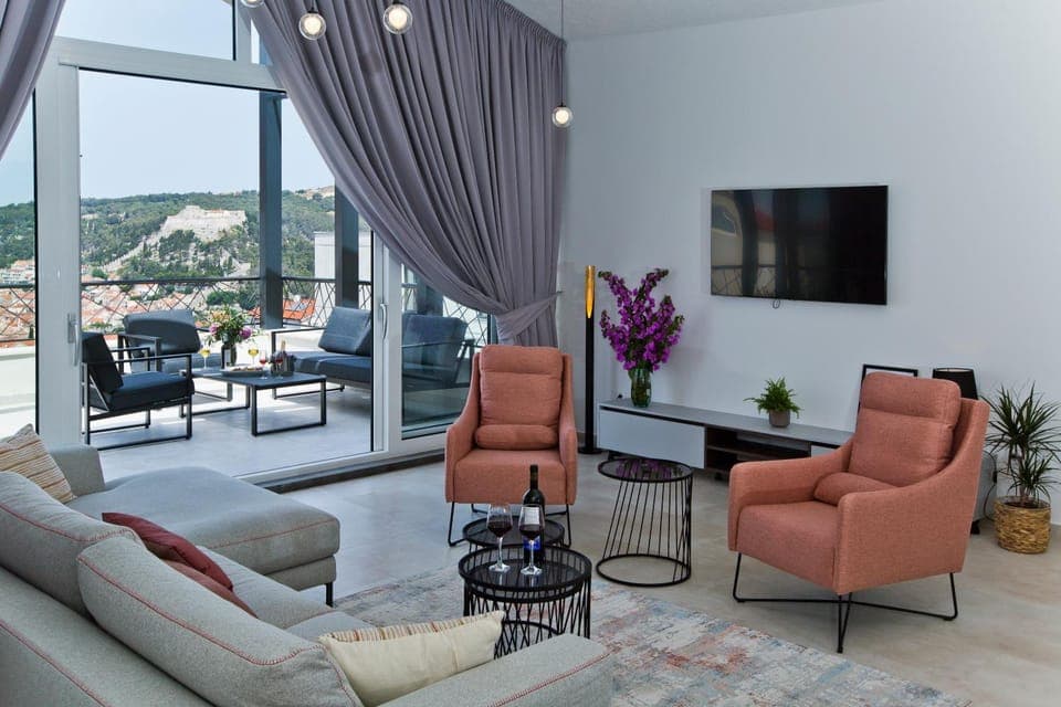 TV and multimedia, Living room, Seating area, Landmark view