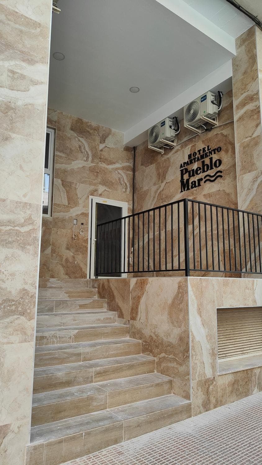 Facade/entrance