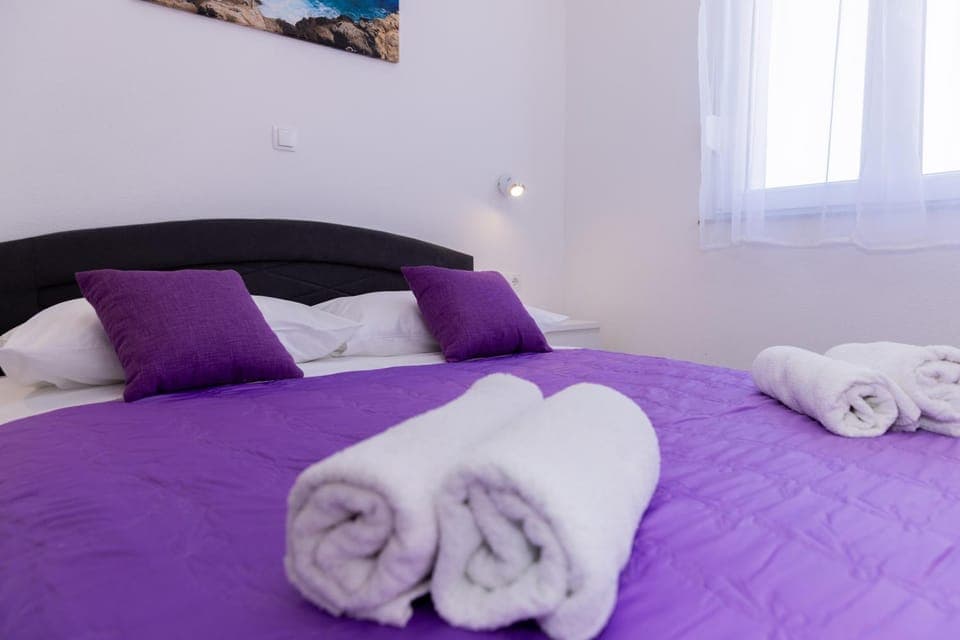 Bed, Bedroom, towels