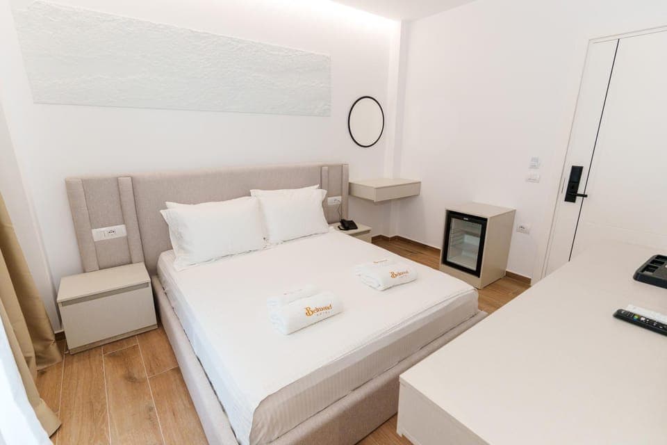 Photo of the whole room, Bedroom, wardrobe