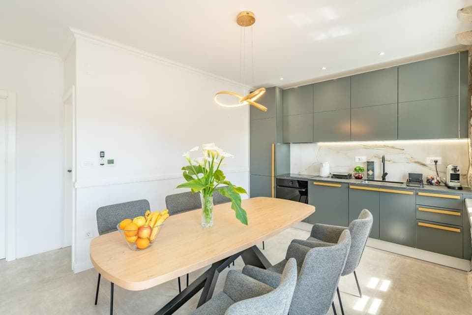 Kitchen or kitchenette, Dining area