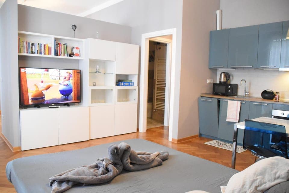 Bed, Library, TV and multimedia, Coffee/tea facilities, Kitchen or kitchenette, Dining area, oven, stove, towels