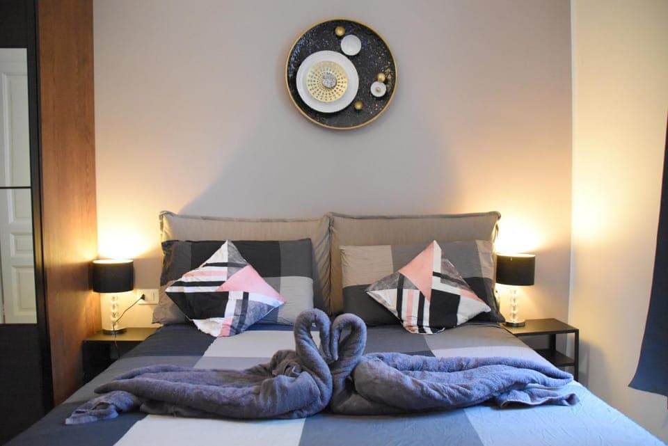 Bed, Photo of the whole room, Bedroom, towels