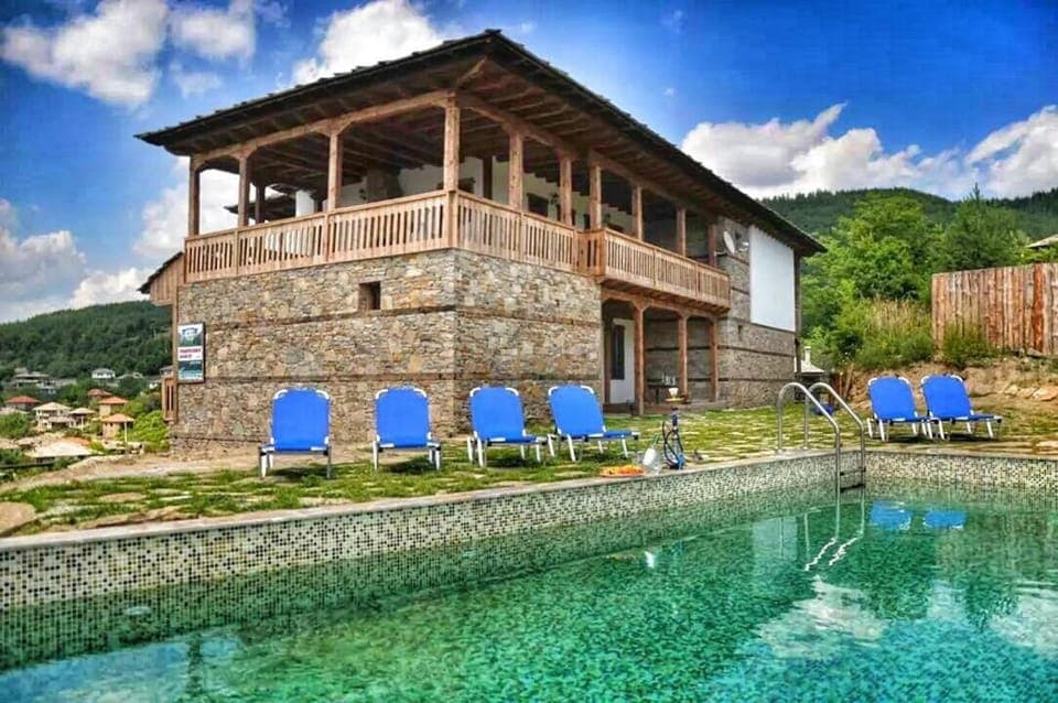 Property building, Patio, Natural landscape, Garden, Garden view, Mountain view, Pool view, Swimming pool, sunbed