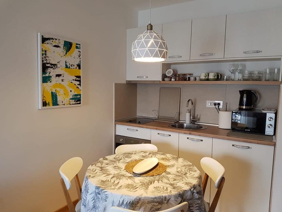 Coffee/tea facilities, Kitchen or kitchenette, Dining area, minibar, pet friendly