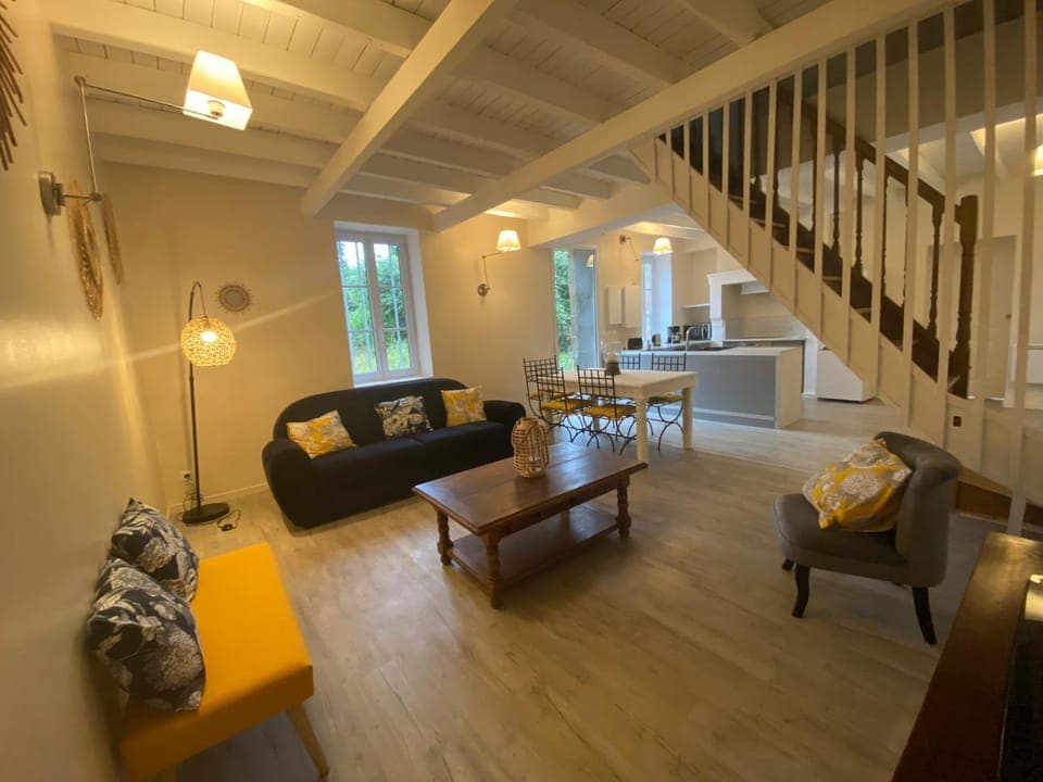 Kitchen or kitchenette, Living room, Seating area, Dining area