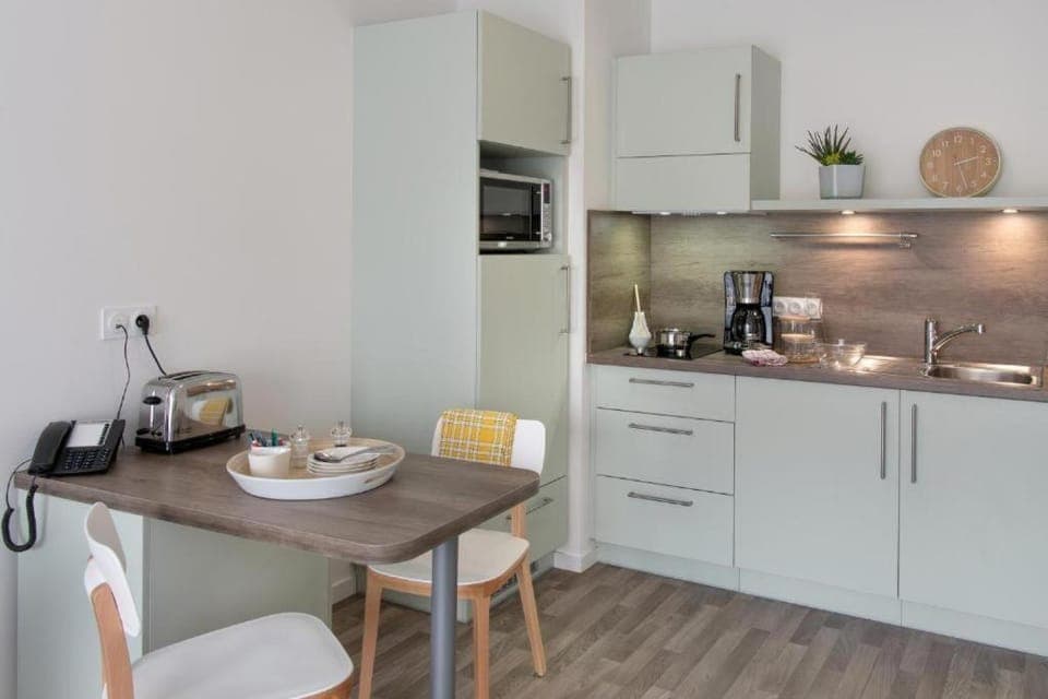 Kitchen or kitchenette, Dining area