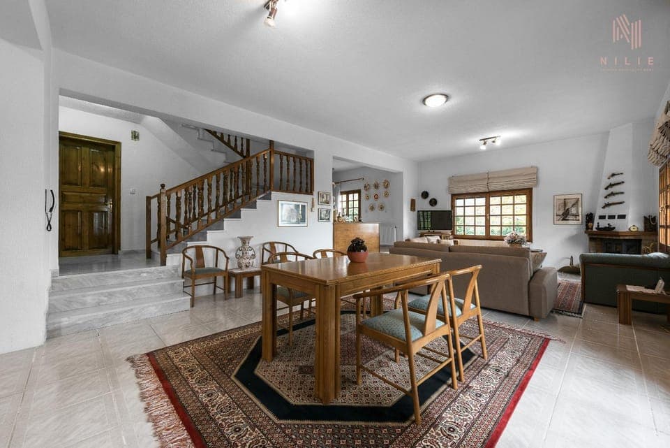 Seating area, Dining area