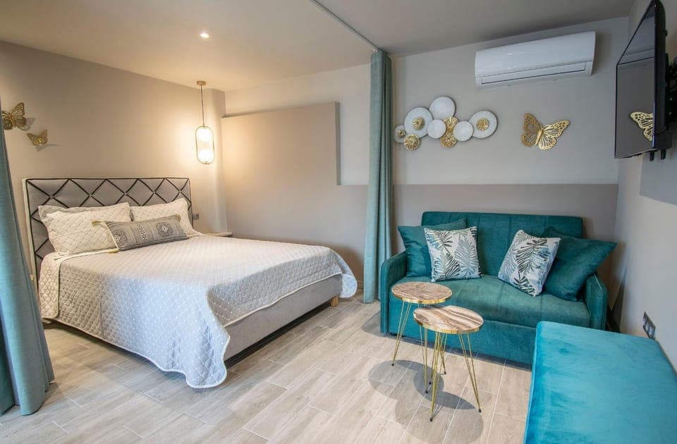 Bed, Photo of the whole room, Bedroom, air conditioner