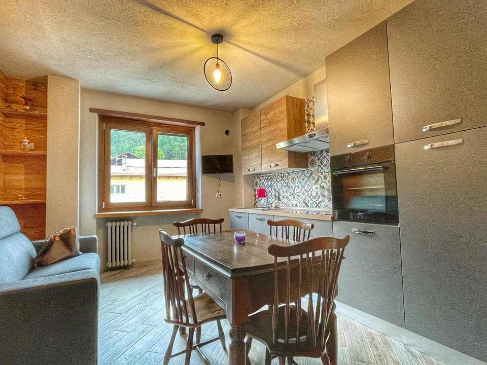 Kitchen or kitchenette, Dining area