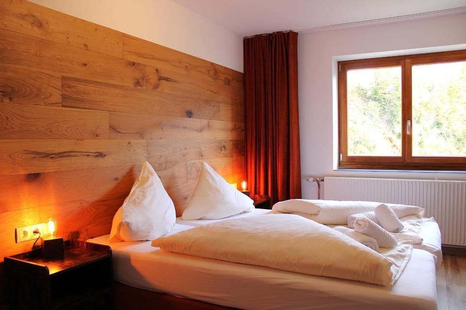 Bed, Bedroom, Garden view