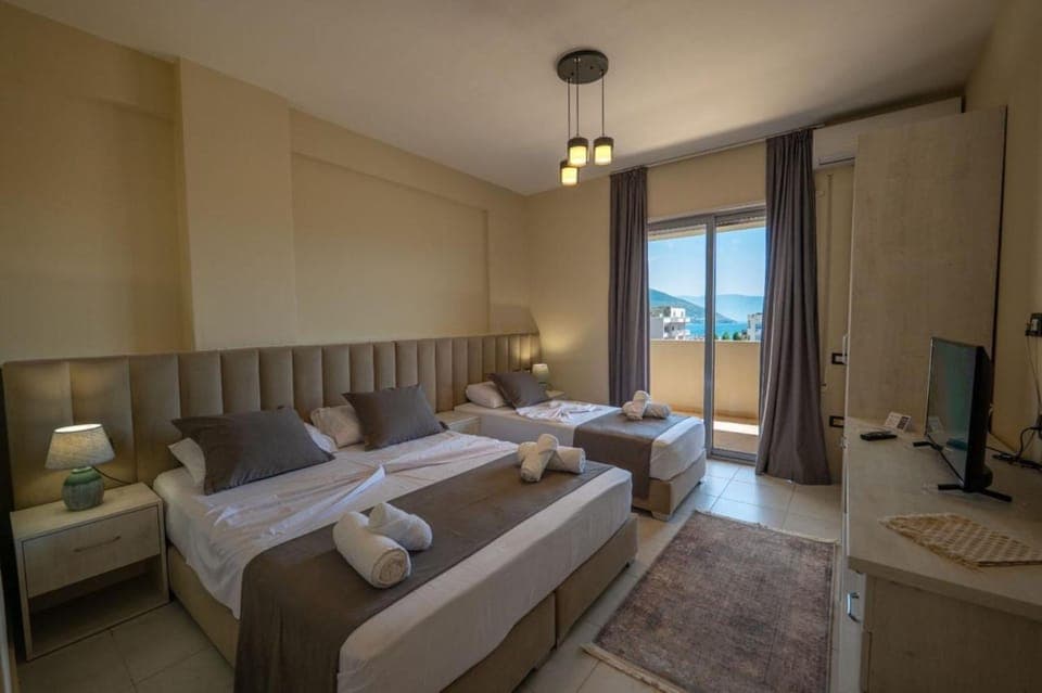 Bed, TV and multimedia, Photo of the whole room, Bedroom, wardrobe