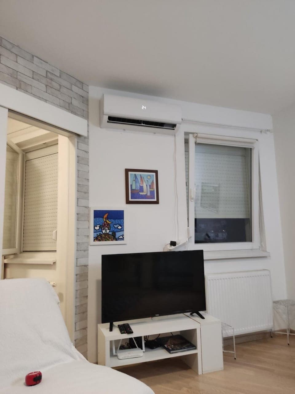 TV and multimedia, Photo of the whole room, air conditioner