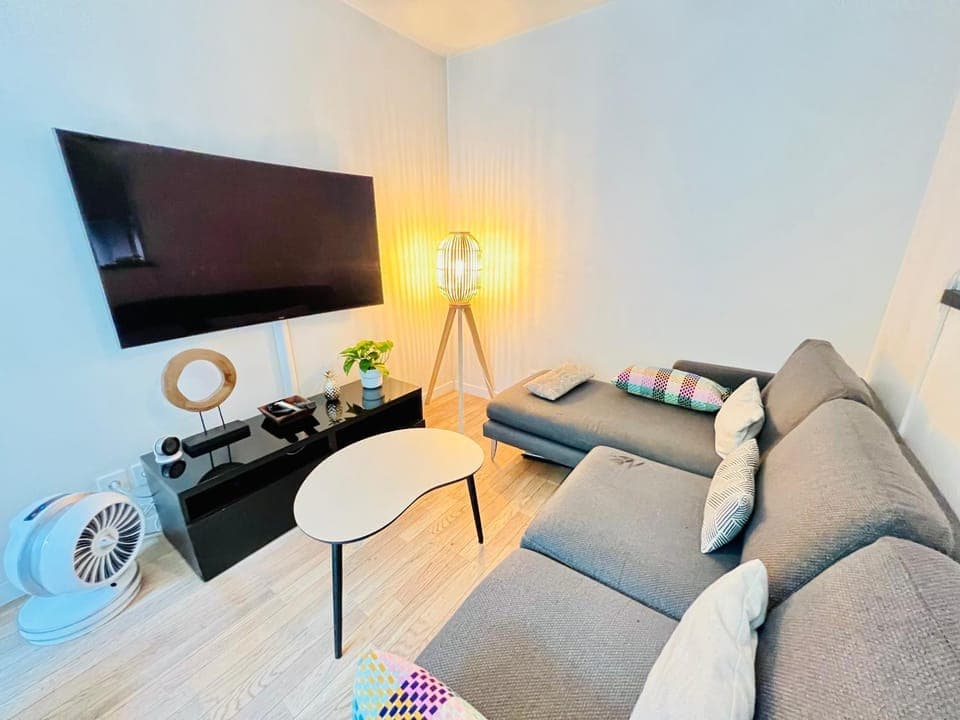 Communal lounge/ TV room, TV and multimedia, Living room, Seating area, Evening entertainment