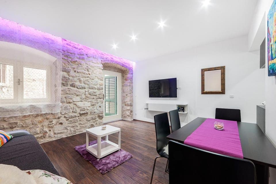 TV and multimedia, Living room, Seating area, Dining area