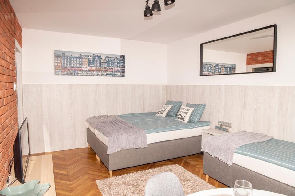 Bed, TV and multimedia, Photo of the whole room, Bedroom