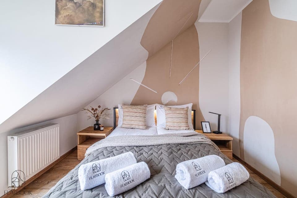 Bed, Photo of the whole room, Bedroom, towels