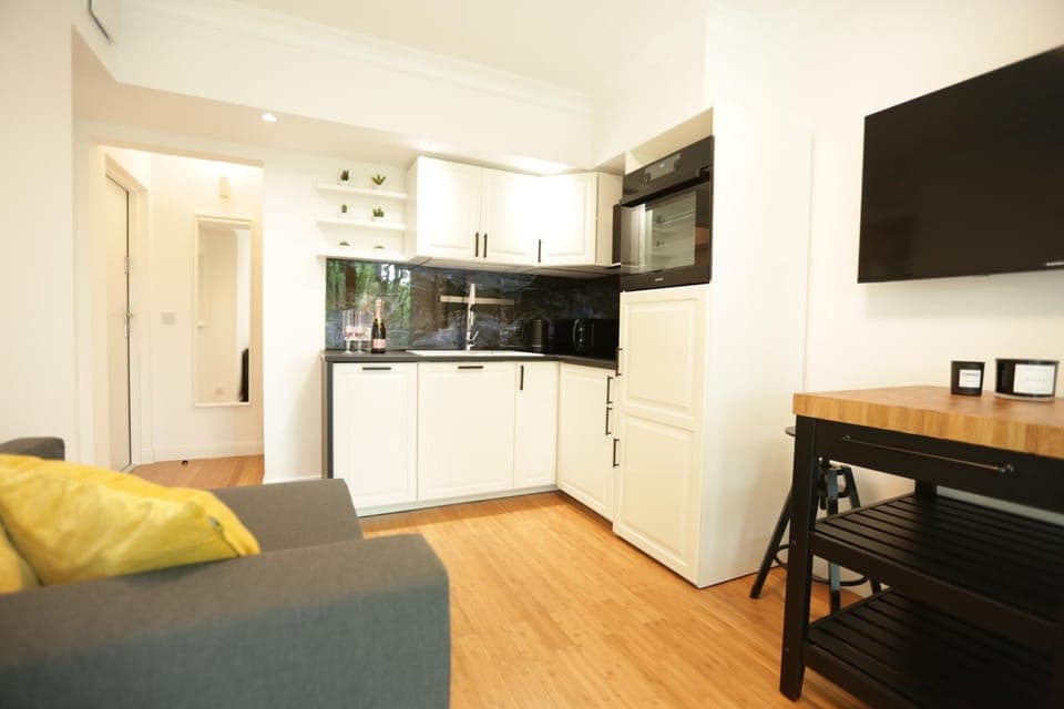 Kitchen or kitchenette, Seating area