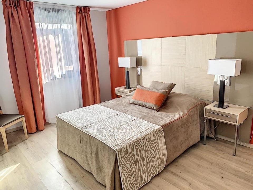 Bed, Photo of the whole room