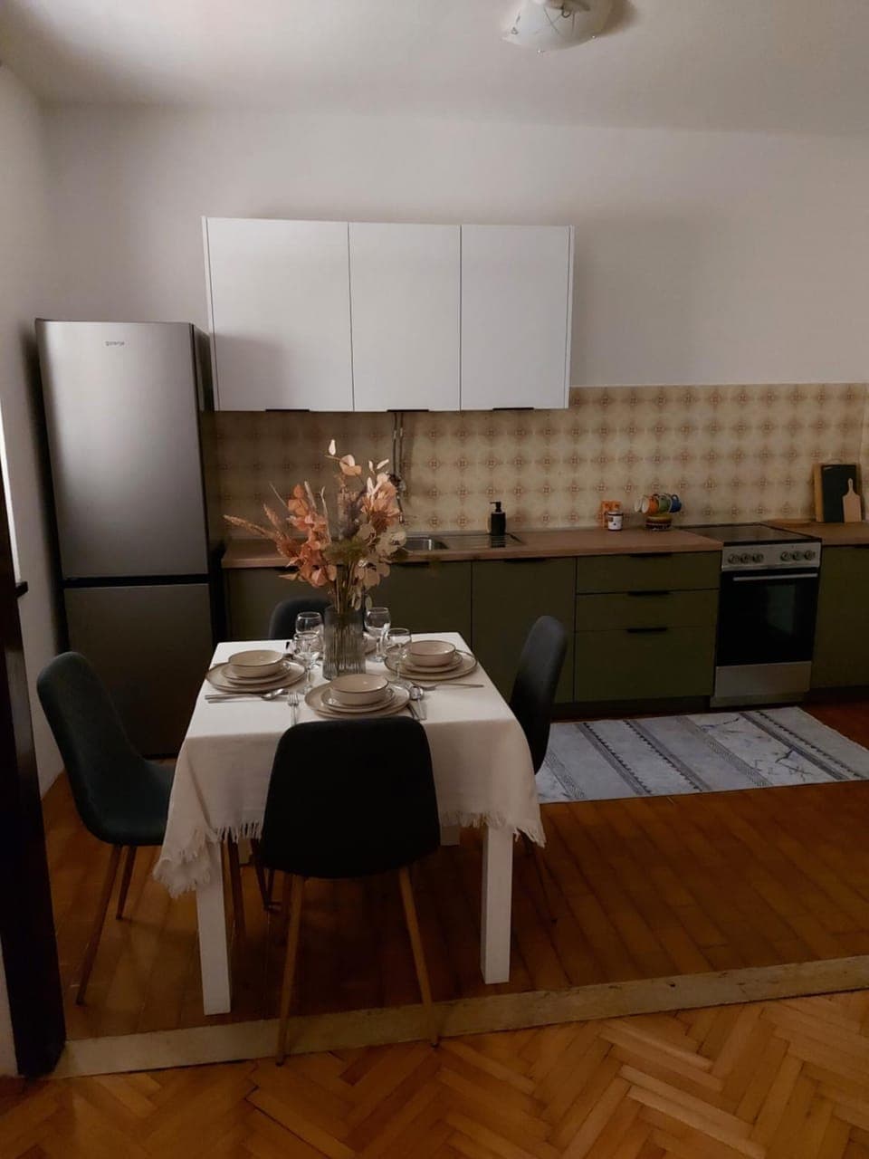 Kitchen or kitchenette, Dining area