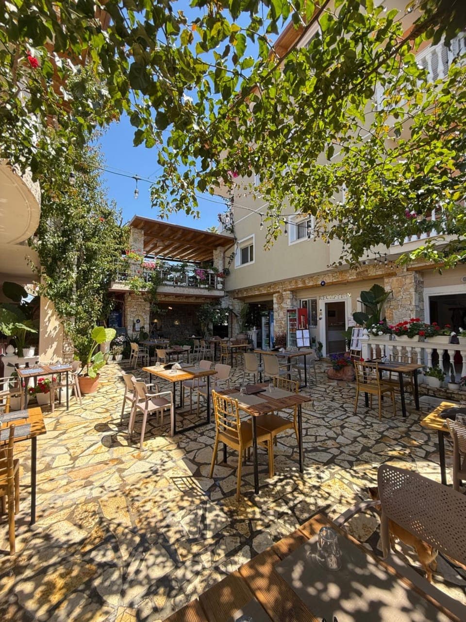 Property building, Patio, Restaurant/places to eat, Spring, Day, Banquet/Function facilities