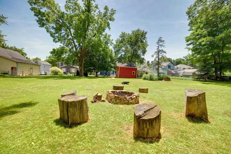 BBQ, Fire Pit & Yard: Family Home in Adrian House in Ohio