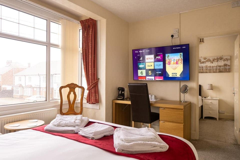 Bed, TV and multimedia, Photo of the whole room, Seating area, Bedroom, towels