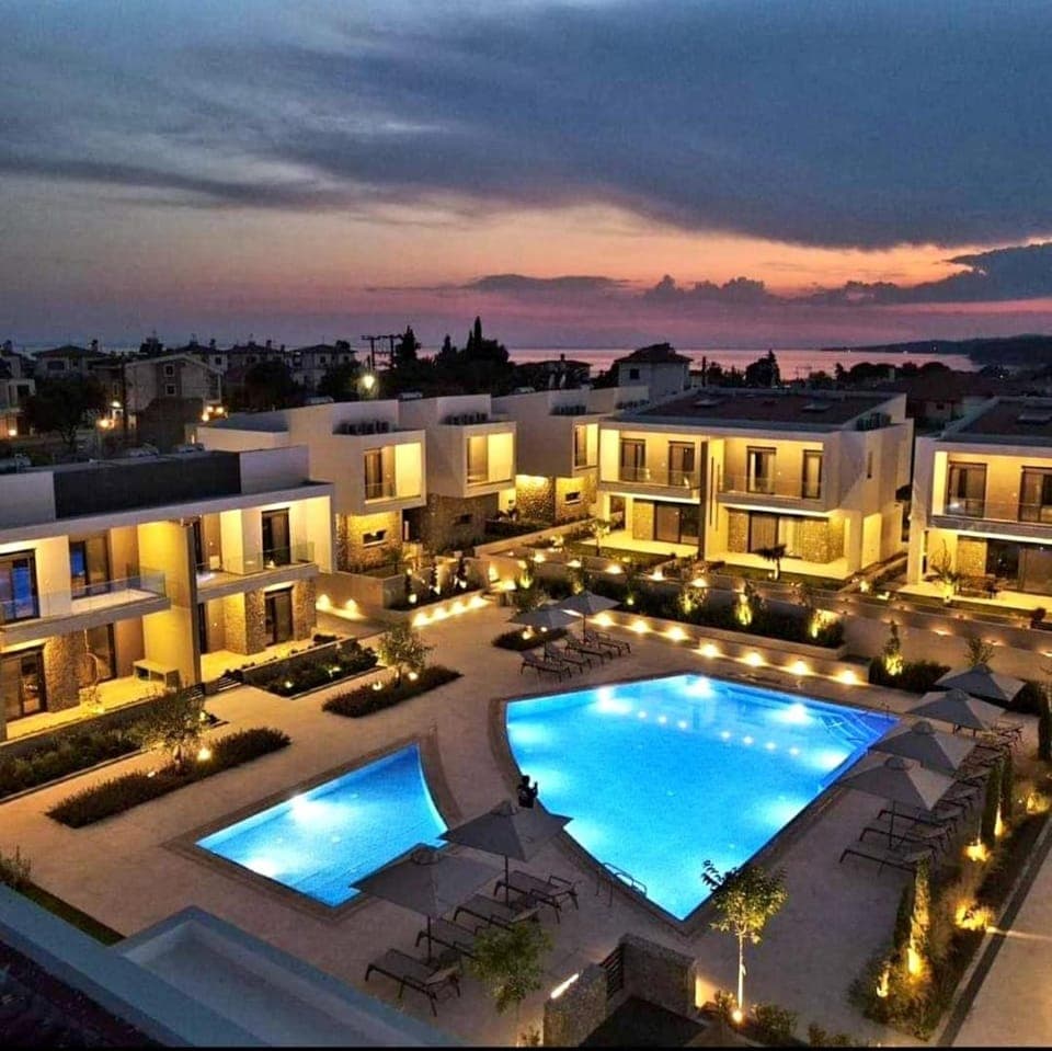 Property building, Pool view, Swimming pool