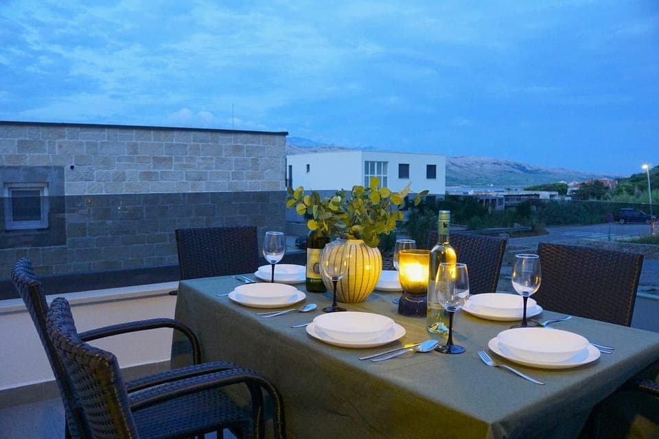 Balcony/Terrace, City view, Mountain view, Sea view, Quiet street view, Inner courtyard view