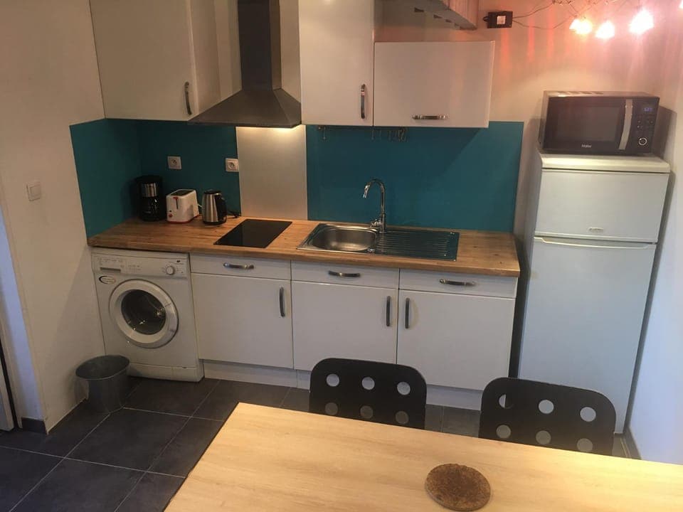 Coffee/tea facilities, Kitchen or kitchenette, oven, stove, toaster, washing machine