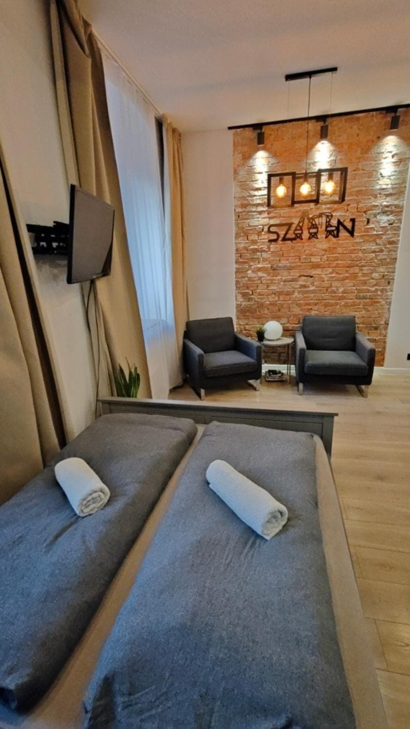 Bed, Seating area, Dining area, Bedroom, towels