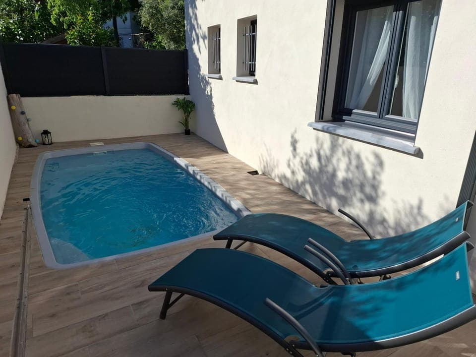 Swimming pool, sunbed