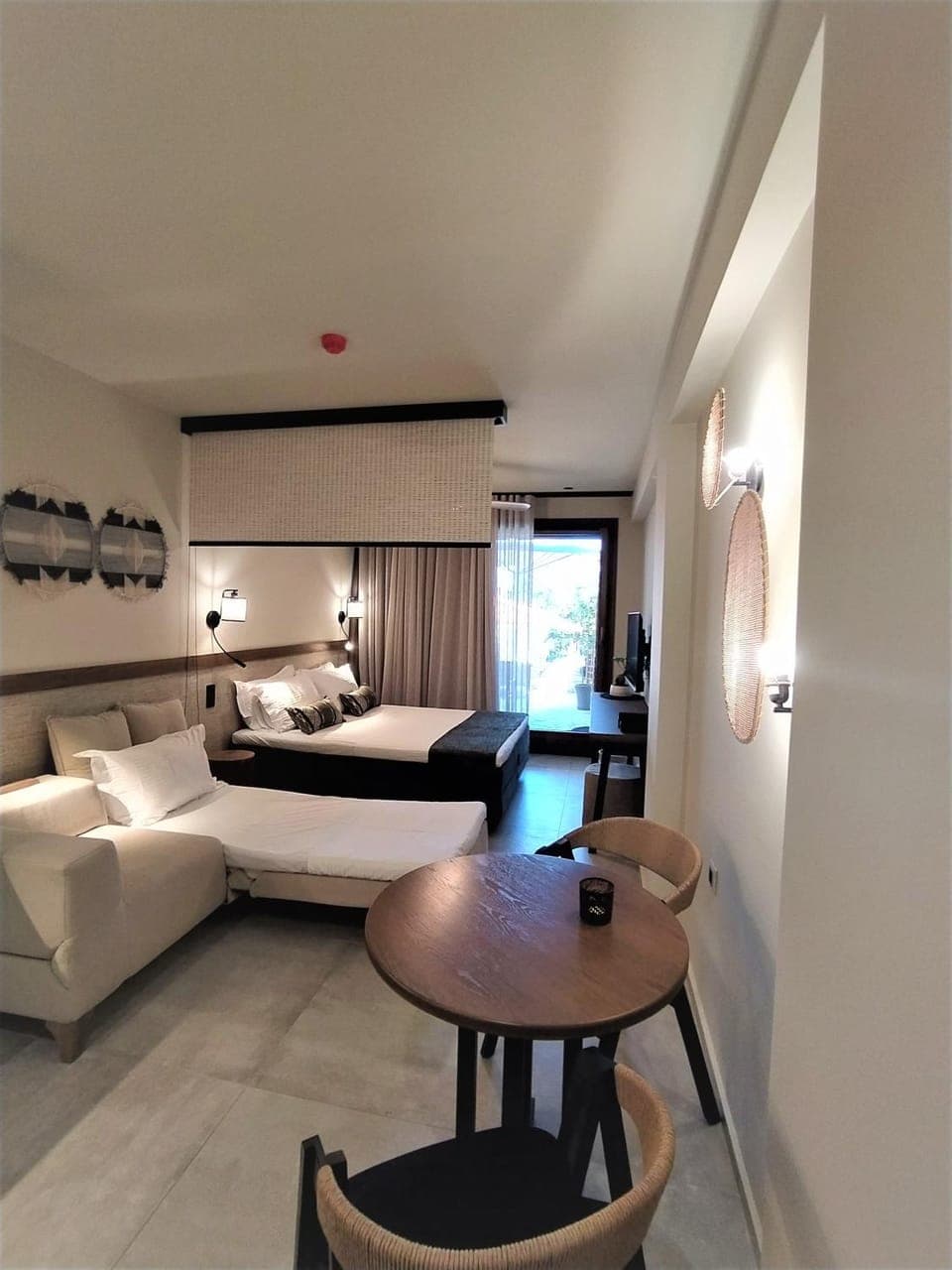 Photo of the whole room, Dining area