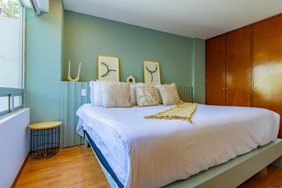 Photo of the whole room, Bedroom, wardrobe