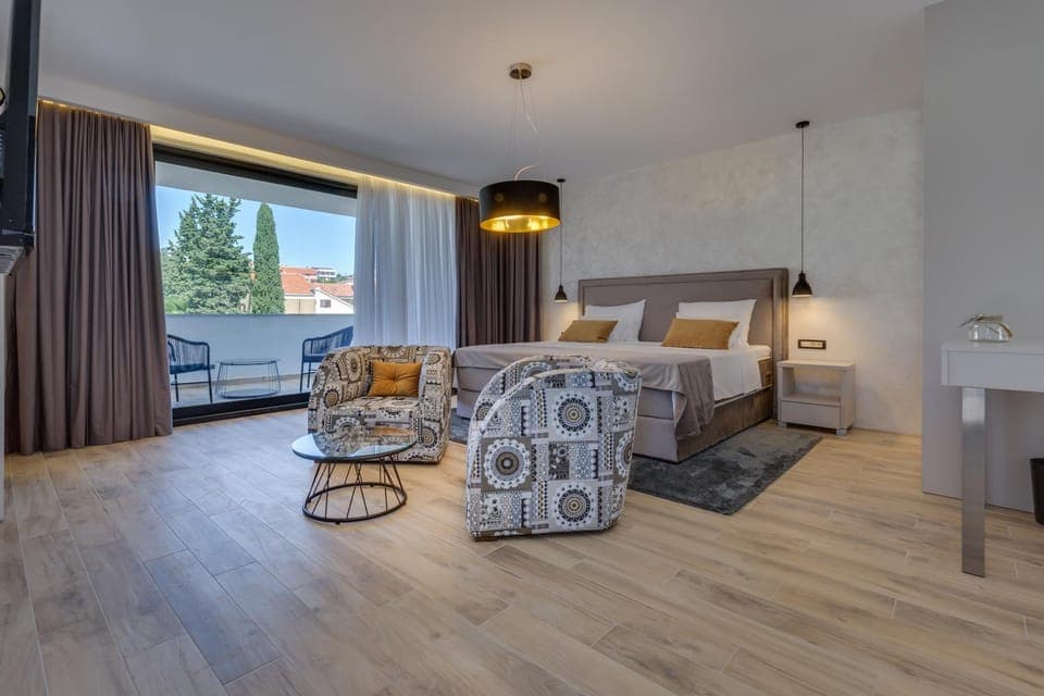 Bed, Photo of the whole room, Seating area, Bedroom