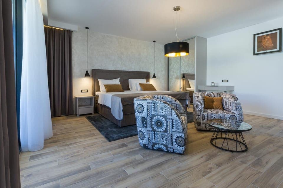 Bed, Photo of the whole room, Seating area, Bedroom