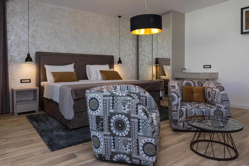 Bed, Photo of the whole room, Seating area, Bedroom
