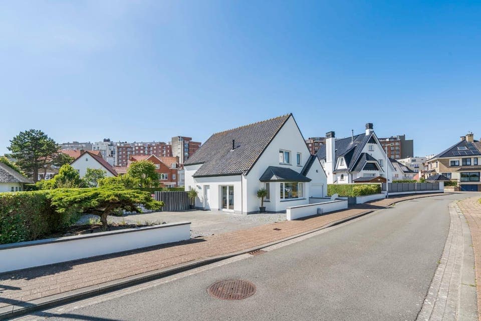 Property building, Neighbourhood, Street view, Parking